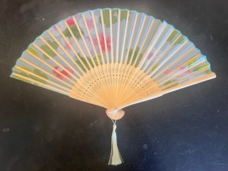 Abanico de tela tradicional chino con motivos flor