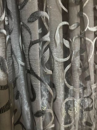 Cortinas grises con diseño