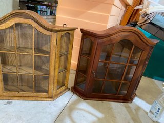 Mueble de madera con cristal y llaves