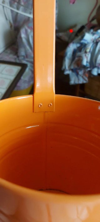 Cubre macetero colgante naranja metal