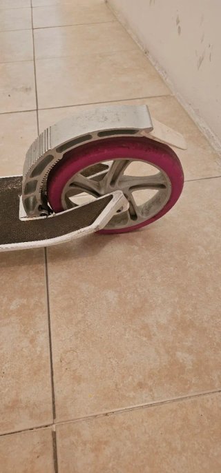 Patinete blanco y morado