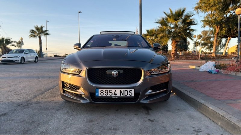 Jaguar XE 2018 - foto 1