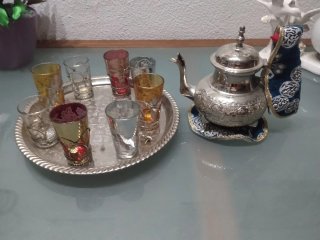 Jarra bandeja y vasos de cristal y metal