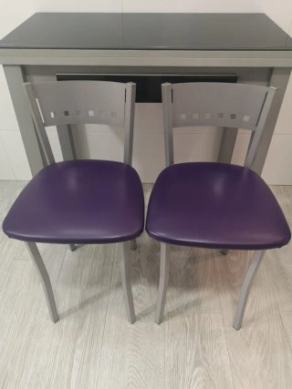 Mesa y sillas de cocina con cajón y tapa cristal