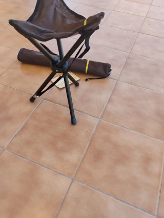 Taburete Trípode Plegable Marrón y Amarillo