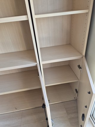 Mobiliario de oficina: Escritorio y 3 armarios.