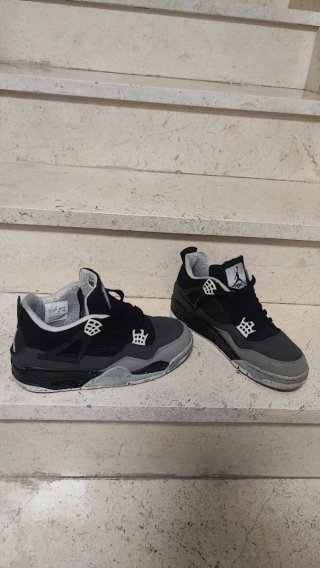 Jordan 4 Negro/Gris