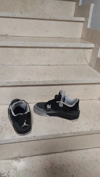 Jordan 4 Negro/Gris