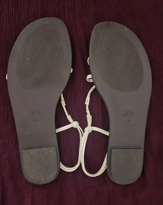 Sandalias Zara Blancas con Detalle Dorado