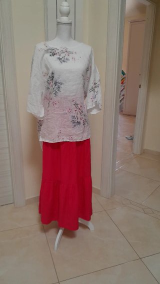 Gonna maxi rossa + blusa bianca floreale