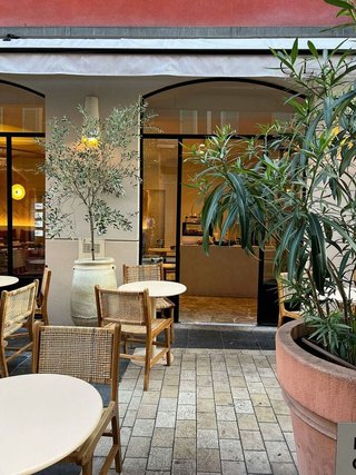 Local comercial en alquiler en San Juan Bautista en Madrid