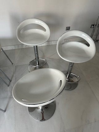 Taburetes Altos Blancos y Plateados