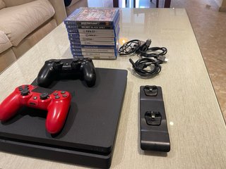 PS4 con 2 controller e giochi