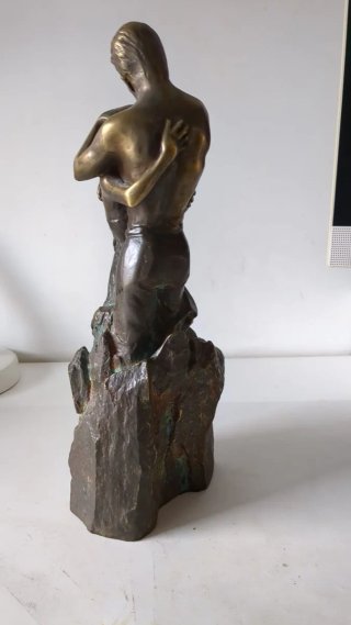 Escultura pintada Pareja Enamorada