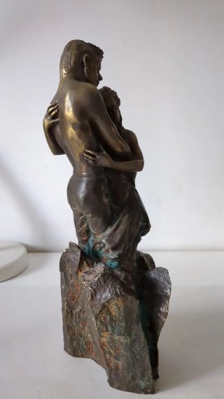 Escultura pintada Pareja Enamorada