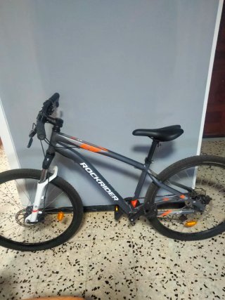 Bicicleta Rockrider gris y naranja