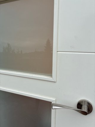 Puerta blanca de cocina. 202 de alto x 72 ancho.