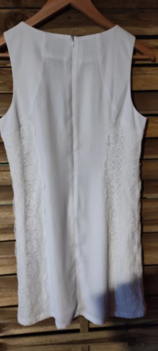 Vestido blanco con detalles de encaje