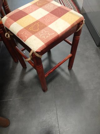 Mesa extensible cocina + 2 taburetes + 2 sillas