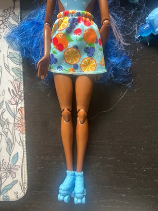 Barbie Pop con patines y accesorio