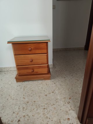 Mesita de noche de madera con cristal
