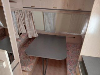 Mesa plegable y cojines caravana Moncayo