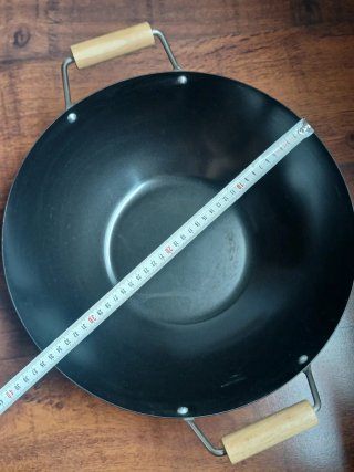 Wok de metal con mangos de madera