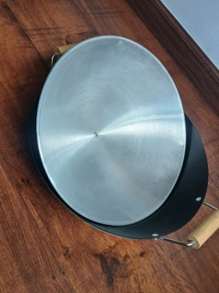 Wok de metal con mangos de madera