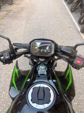 Kawasaki Z650 Negra y Verde