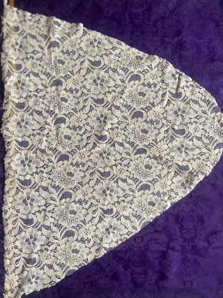Colección | Lote de tejidos y broche de pedrería.