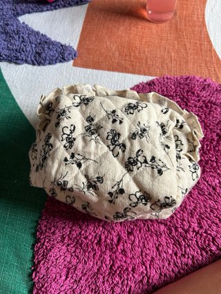 Neceser floral beige con volantes