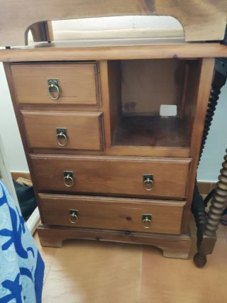 Mesita de noche de madera con cajones