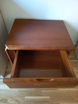 2 mesitas de noche madera resistente. 45€ las dos