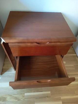 2 mesitas de noche madera resistente. 45€ las dos