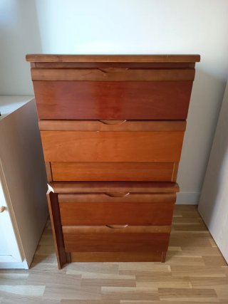 2 mesitas de noche madera resistente. 45€ las dos