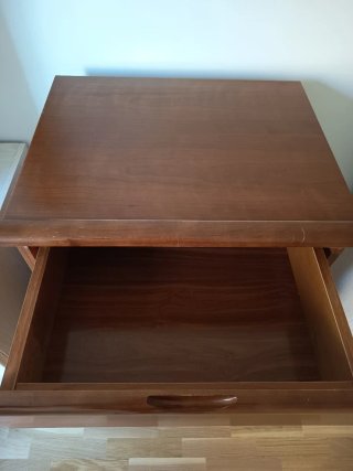 2 mesitas de noche madera resistente. 45€ las dos