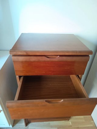 2 mesitas de noche madera resistente. 45€ las dos