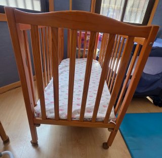 Cuna de madera para bebé