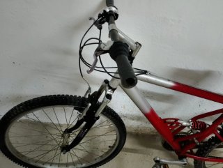Bicicleta de Montaña Roja y Blanca
