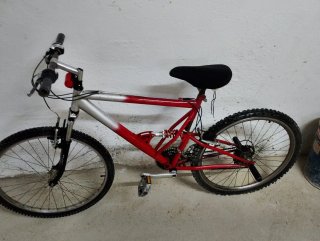 Bicicleta de Montaña Roja y Blanca