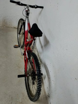 Bicicleta de Montaña Roja y Blanca