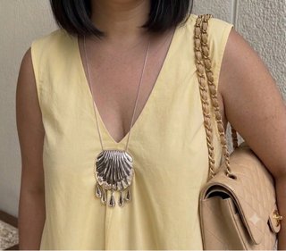 Collar largo concha plateada