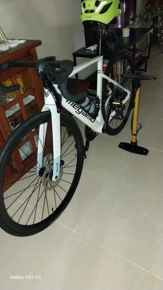 Bicicleta Megamo Carbono Carretera casco +inflador