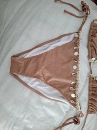 Bikini beige conchas y abalorios