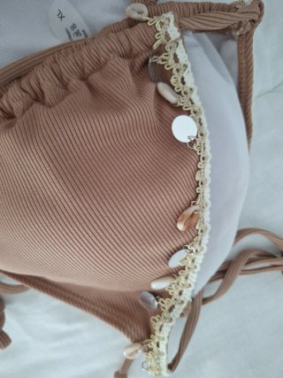 Bikini beige conchas y abalorios