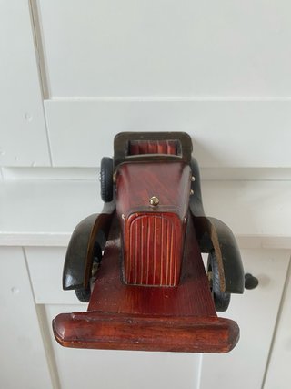 Coche decorativo vintage de madera artesanal.