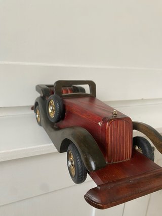 Coche decorativo vintage de madera artesanal.