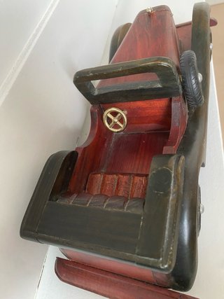 Coche decorativo vintage de madera artesanal.