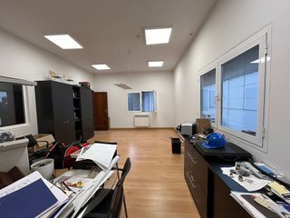 Nave industrial en venta en Adurtza - Aretxabaleta en Vitoria-Gasteiz