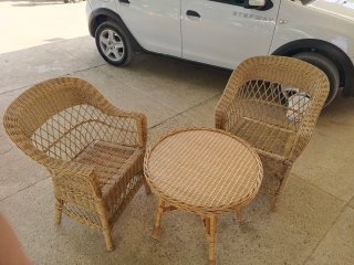 Conjunto mesa y 2 sillones de mimbre